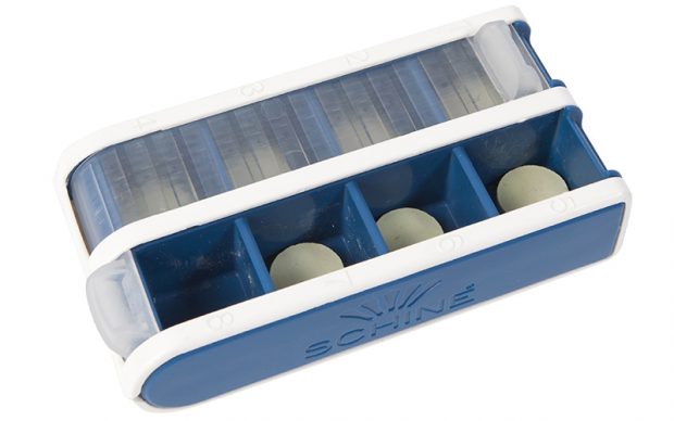 PillBox S blå, pillerbox med jalusi